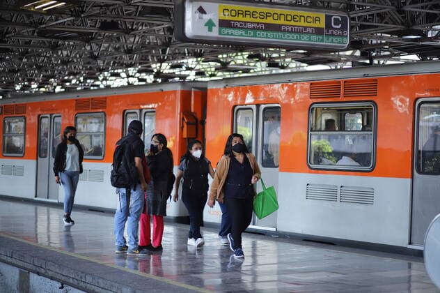 (201219) -- MEXICO CITY, Dec. 19, 2020 -- People are seen in a metro station in Mexico City, Mexico, on Dec. 18, 2020. Mexican authorities said on Friday that they would re-impose lockdown measures in Mexico City and the State of Mexico amid surging COVID-19 cases and hospitalizations. (Photo by Xinhua) MEXICO-MEXICO CITY-COVID-19 SunnyxQuintero 