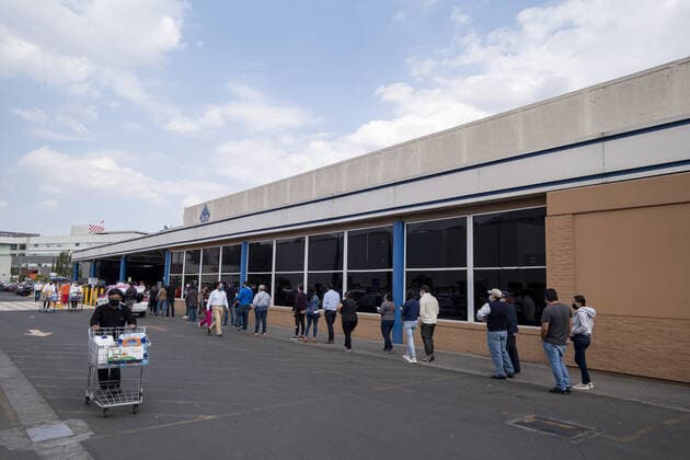 (201219) -- MEXICO CITY, Dec. 19, 2020 -- People wait in line to enter a supermarket for shopping in Mexico City, Mexico, on Dec. 18, 2020. Mexican authorities said on Friday that they would re-impose lockdown measures in Mexico City and the State of Mexico amid surging COVID-19 cases and hospitalizations. (Photo by Xinhua) MEXICO-MEXICO CITY-COVID-19 LuisxLicona 