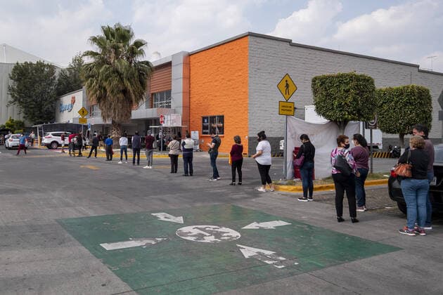(201219) -- MEXICO CITY, Dec. 19, 2020 -- People wait in line to enter a supermarket for shopping in Mexico City, Mexico, on Dec. 18, 2020. Mexican authorities said on Friday that they would re-impose lockdown measures in Mexico City and the State of Mexico amid surging COVID-19 cases and hospitalizations. (Photo by Xinhua) MEXICO-MEXICO CITY-COVID-19 LuisxLicona 