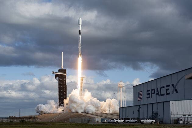 Bilder des Jahres 2020, News 12 Dezember News Bilder des Tages A SpaceX Falcon 9 rocket launches a classified payload for the National Reconnaissance Office (NRO) at 9:00 AM from Complex 39 at the Kennedy Space Center, Florida on Saturday, December 19, 2020.  KSP20201219014 JOExMARINO