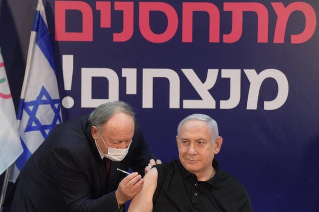 Bilder des Jahres 2020, News 12 Dezember News Bilder des Tages December 19, 2020, Tel Aviv, Israel: Israeli Prime Minister BENJAMIN NETANYAHU is the first to be vaccinated against COVID-19 in Israel serving as an example to the public which will begin getting the vaccine tomorrow, 20th December, 2020. Tel Aviv Israel - ZUMAi99_ 20201219_zip_i99_001 Copyright: xHandoutx
