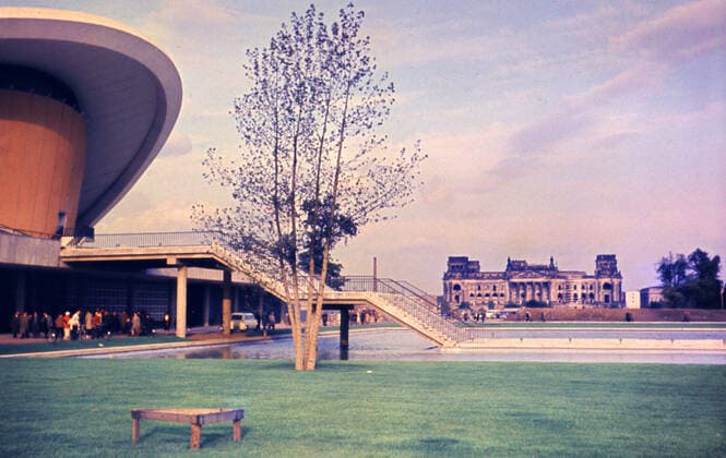 Berlin GER, 20201215, Aufnahme ca 1959, Berlin, Kongresshalle, Schwangere Auster *** Berlin GER, 20201215, photo ca 1959, Berlin, Congress Hall, pregnant oyster