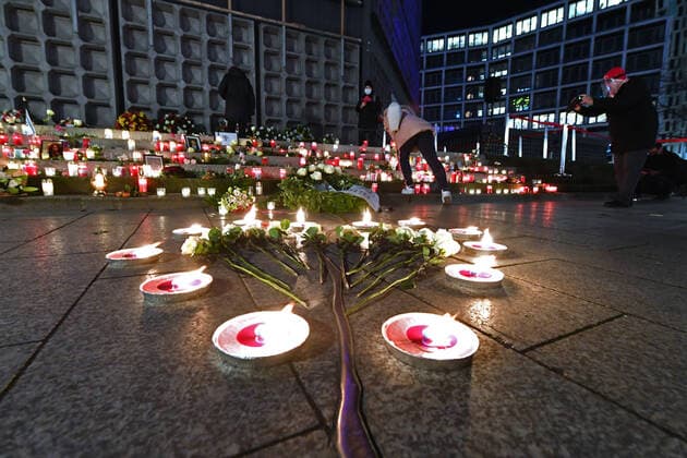 Vier Jahre nach dem islamistischen Terroranschlag auf den Weihnachtsmarkt am Breitscheidplatz erinnerte Berlin am Samstagabend (19.12.2020) an die Opfer. Nach einem oekumenischen Gottesdienst in der Kaiser-Wilhelm-Gedaechtniskirche mit dem Bischof der Evangelischen Kirche Berlin-Brandenburg-schlesische Oberlausitz, Christian Staeblein (Stäblein) und dem katholischen Berliner Erzbischof Heiner Koch wurden am Gedenkort (Foto) neben der Kirche Blumen und Kraenze niedergelegt. Um 20.02 Uhr, dem Zeitpunkt des Attentats, wurde mit zwoelf Glockenschlaegen an die Todesopfer erinnert. Bei dem Terroranschlag steuerte ein Attentaeter am 19. Dezember 2016 einen Lkw in die Besuchermenge des Weihnachtsmarkts. Zwoelf Menschen starben, mehr als 50 Menschen Copyright: epd-bild ChristianxDitsch EDITORIAL USE ONLY