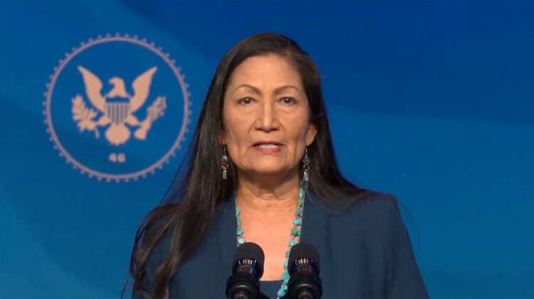 Bilder des Jahres 2020, News 12 Dezember News Bilder des Tages December 19, 2020, Wilmington, Delaware, USA: United States Secretary of Interior-designate, US Representative Deb Haaland (Democrat of New Mexico) delivers remarks after being introduced to her new position by United States President-elect Joe Biden at an announcement event naming his Key Climate and Energy Team Nominees and Appointments at the Queen Theatre in Wilmington, Delaware announcing members of his on Saturday, December 19, 2020 Wilmington USA - ZUMAs152 20201219_zaa_s152_014 Copyright: xBidenxTransitionxTvxViaxCnpx