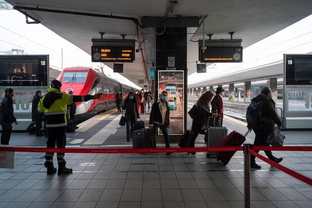 Naples: The Italians move from North to South Some of the trains travel from north to south of the country due to the restrictions applied by the new decree approved by the Italian government; from December 23 to January 3 it would be almost impossible to move from one region to another. Napoli Napoli Italy Stazione Centrale Copyright: VincenzoxNoletto