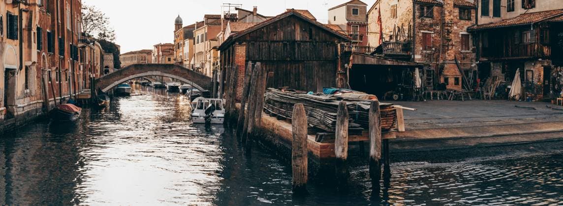 IMAGO Creative, Jahreszeit Sommer, Sommer in der Stadt Majestic panoramic cityscape with calm water canal and shabby residential buildings in Venice Copyright: xNicoxMortarinix Model Released