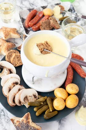 Leckeres Kaesefondue mit Brot und Gemüse *** Delicious cheese fondue with bread and vegetables 1079706453
