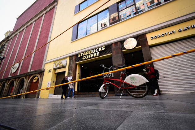 December 19, 2020, Mexico, Mexico: People wearing face masks walk past Starbucks coffee in Mexico City..Claudia Sheinbaum, the mayor of Mexico City announced that the metropolitan area that includes Mexico City and the State of Mexico turned red at the epidemiological traffic light due to the increase in hospitalizations and occupancy of 78% of the hospital beds available to treat the coronavirus. The red light indicates that all non-essential activities will be restricted from December 13 to January 10. Mexico Mexico - ZUMAs197 20201219_zaa_s197_147 Copyright: xGuillermoxDiazx