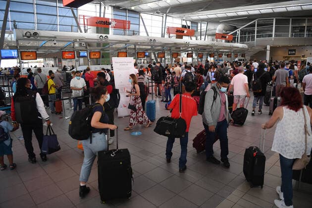 NSW CORONAVIRUS COVID19, Holidaymakers line up at Sydney Domestic Airport as they try to depart for interstate destinations for Christmas, Sydney, Sunday, December 20, 2020. As a COVID-19 cluster continues to spread through Sydney?s northern beaches Australian states are being to impose restrictions for travellers from the northern beaches and greater Sydney. ( NO ARCHIVING, EDITORIAL USE ONLY, NO USE IN BOOKS WITHOUT CONSENT SYDNEY NSW AUSTRALIA  Copyright: xDEANxLEWINSx 20201220001509695939