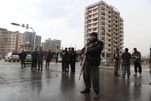 Bilder des Jahres 2020, News 12 Dezember News Bilder des Tages (201220) -- KABUL, Dec. 20, 2020 -- Afghan security force members inspect the site of a blast in Kabul, capital of Afghanistan, Dec. 20, 2020. Eight civilians were killed and 15 others injured as a blast rocked the Police District 5 of Kabul on Sunday, the Afghan Interior Ministry said in a statement. (Photo by Xinhua) AFGHANISTAN-KABUL-BLAST SayedxMominzadah 