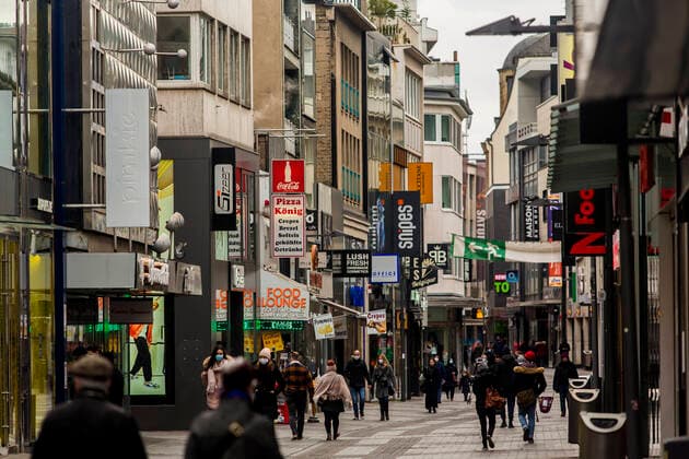 Due to contact restrictions because of the corona pandemic, only a few people were out and about in Cologne city centre on the last Sunday before Christmas 4 Advent when masks were compulsory and contact restrictions were in place, as here on Hohe Straße Hohe Straße Cologne