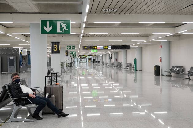 A man at the airport of Palma de Mallorca (Balearic Islands), on 20 December 2020. This Sunday began the control of negative PCR in airports and ports of the Balearic Islands to travelers from the Peninsula. As of today, national tourists travelling to the Balearic Islands from the Peninsula must present a negative PCR carried out at origin 72 hours before arriving in the Autonomous Community. If they do not bring it, they will have to undergo an antigen test on arrival and will face a penalty plus the cost of the test. 20 DECEMBER 2020;PCR;CORONAVIRUS;TEST;DEVICE;ANTIGENS;HEALTH;COVID-19;BALEARIC ISLANDS;AIRPORT;TRAVEL;HOLIDAYS Isaac Buj LagenciaEP 12 20 2020 MAJORCA PALM MAJORCA PALM Spain Copyright: xIsaacxBujx 3488313