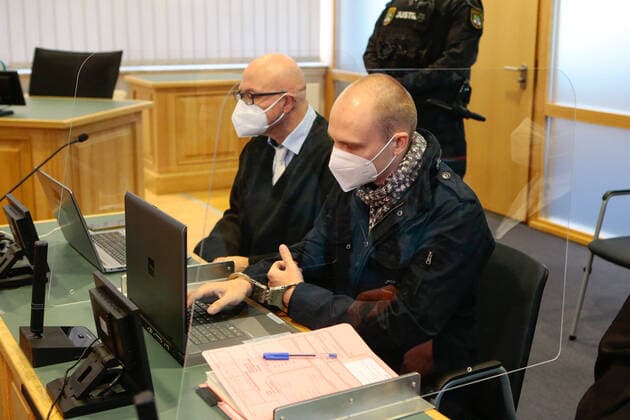 News Bilder des Tages 21.12.2020, xtgx, News Prozess, Urteilsverkuendung im Strafverfahren gegen Stephan B. emspor, v.l. Der Angeklagte Stephan Balliet tippt mit Handschellen auf seinem Laptop Magdeburg *** 21 12 2020, xtgx, news trial, verdict announced in criminal case against Stephan B emspor, v l The accused Stephan Balliet types on his laptop with handcuffs Magdeburg