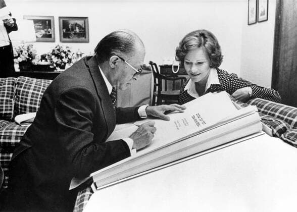 Sep 14, 1978 - Thurmont, Maryland, United States of America - Prime Minister MENACHEM BEGIN of Israel, left, inscribes a gift book to first lady ROSALYNN CARTER, right, containing the works of 10 Israeli painters at Birch Lodge at Camp David, the presidential retreat near Thurmont, Maryland. Thurmont United States of America - ZUMAz03_ 19780914_jes_z03_205 Copyright: xWhitexHousex