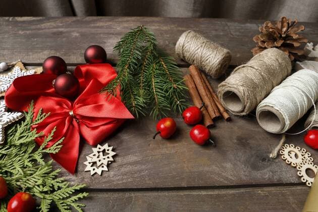Woman shows how to beautifully pack Christmas presents. Step by step, tutorial.  BEW1DC537A1