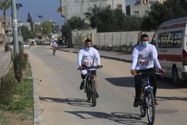 December 21, 2020, Central The Gaza Strip, The Gaza Strip, Palestine: Palestinian athlete with disabilities or amputee take part in a bicycle race in the central of the Gaza Strip. Central The Gaza Strip Palestine - ZUMAq100 20201221_zaa_q100_019 Copyright: xMahmoudxKhattabx