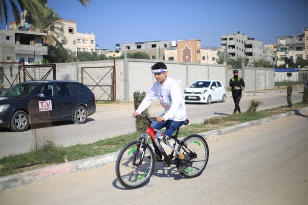 December 21, 2020, Central The Gaza Strip, The Gaza Strip, Palestine: Palestinian athlete with disabilities or amputee take part in a bicycle race in the central of the Gaza Strip. Central The Gaza Strip Palestine - ZUMAq100 20201221_zaa_q100_022 Copyright: xMahmoudxKhattabx