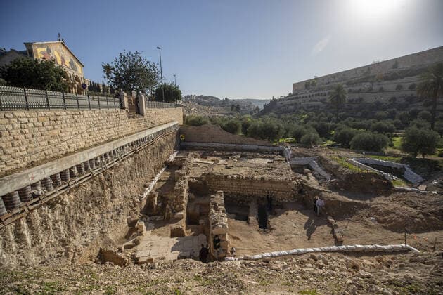 Bilder des Jahres 2020, News 12 Dezember News Bilder des Tages A view of the remains of a previously unknown church that was founded at the end of the Byzantine period (sixth century), and a 2000-year-old ritual bath discovered at the site that dates from the time of Jesus s presence in Jerusalem, at the Garden of Gethsemane church in Jerusalem, on Monday, December 2020. According to the Israel Antiquities Authority IAA, its one of the first archaeological evidences of its kind of Second Temple-period activity at Gethsemane. Pool  JERX2020122121 AtefxSafadi