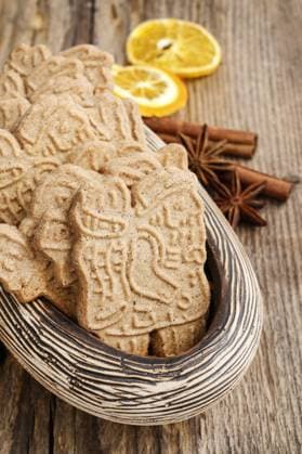 Bowl of speculaas biscuits. Festive dessert  BEW1D88CF1C