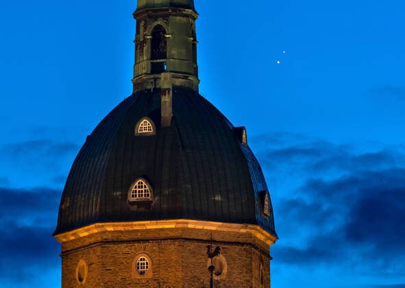 Bilder des Jahres 2020, News 12 Dezember News Bilder des Tages Die Planeten Jupiter (unten) und Saturn stehen zur so genannten Grossen Konjunktion dicht nebeneinander hinter dem Turm der St. Annen Kirche in Annaberg-Buchholz. Alle 20 Jahre begegnen sich unsere größten Planeten von der Erde aus gesehen auf ihrer Bahn um die Sonne. Manche Astronomen und Historiker vermuten, dass der Stern von Betlehem zur Zeit von Jesu Geburt eine Große Konjunktion in den Jahren 7 bis 6 v. Chr. gewesen sein könnte. Die nächste enge Begegnung der Planeten findet erst am 15. Mai 2080 wieder statt. Annaberg-Buchholz Sachsen Deutschland *** The planets Jupiter below and Saturn stand close together behind the tower of St. Annes Church in Annaberg Buchholz for the so-called Great Conjunction Every 20 years our largest plan GPS: N 50 34.50 E 13 .26 637 m 2089 feet