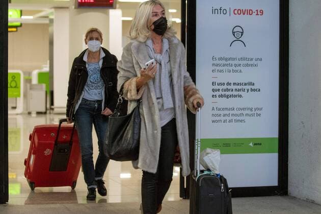 Passengers arrive at the airport in Palma de Mallorca, 21 December 2020. Spain and Portugal have announced a ban on flights from the United Kingdom starting on 22 December making them the latest countries to suspend travel from the United Kingdom due to a mutated strain of coronavirus which could be up to 70 per cent more transmissible. Passenger arrival at Palma airport !ACHTUNG: NUR REDAKTIONELLE NUTZUNG!  Copyright: xCATIxCLADERAx GRAF9779 20201221-637441734987919563
