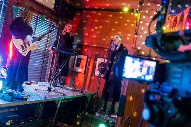 Kælan Mikla with singer Laufey Soffía at an online concert from the closed Prikið Kaffihús in Reykjavik Since bars without food preparation have to be closed due to the corona pandemic, the Prikið Kaffihús regularly hosts online concerts with well-known Icelandic artists Bríet Live Stream