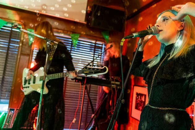 Kælan Mikla with singer Laufey Soffía at an online concert from the closed Prikið Kaffihús in Reykjavik Since bars without food preparation have to be closed due to the corona pandemic, the Prikið Kaffihús regularly hosts online concerts with well-known Icelandic artists Bríet Live Stream