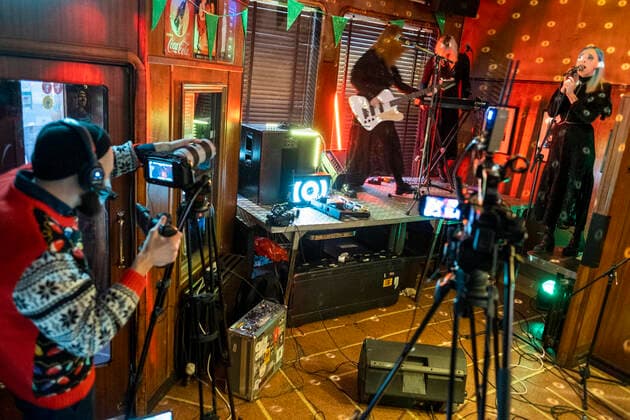 Kælan Mikla with singer Laufey Soffía at an online concert from the closed Prikið Kaffihús in Reykjavik Since bars without food preparation have to be closed due to the corona pandemic, the Prikið Kaffihús regularly hosts online concerts with well-known Icelandic artists Bríet Live Stream