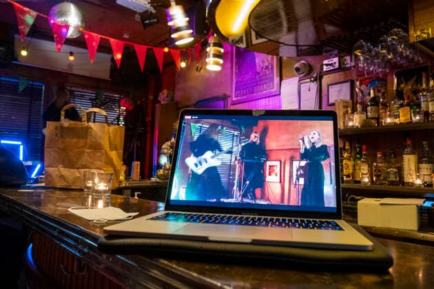 Kælan Mikla with singer Laufey Soffía at an online concert from the closed Prikið Kaffihús in Reykjavik Since bars without food preparation have to be closed due to the corona pandemic, the Prikið Kaffihús regularly hosts online concerts with well-known Icelandic artists Bríet Live Stream