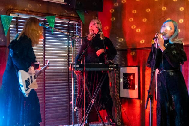 Kælan Mikla with singer Laufey Soffía at an online concert from the closed Prikið Kaffihús in Reykjavik Since bars without food preparation have to be closed due to the corona pandemic, the Prikið Kaffihús regularly hosts online concerts with well-known Icelandic artists Bríet Live Stream