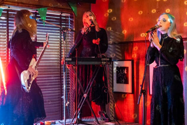 Kælan Mikla with singer Laufey Soffía at an online concert from the closed Prikið Kaffihús in Reykjavik Since bars without food preparation have to be closed due to the corona pandemic, the Prikið Kaffihús regularly hosts online concerts with well-known Icelandic artists Bríet Live Stream