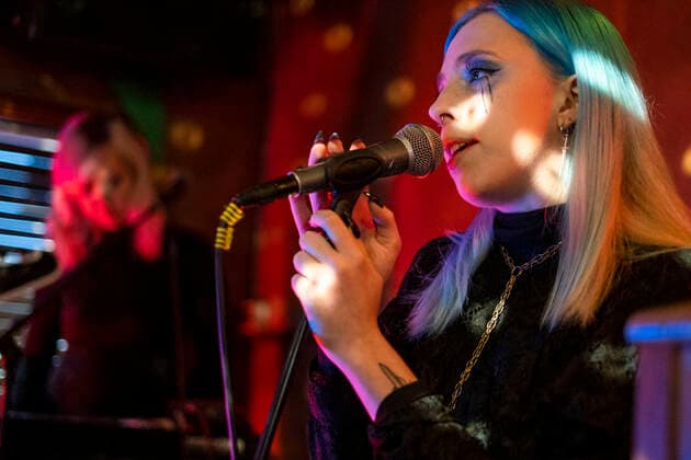 Kælan Mikla with singer Laufey Soffía at an online concert from the closed Prikið Kaffihús in Reykjavik Since bars without food preparation have to be closed due to the corona pandemic, the Prikið Kaffihús regularly hosts online concerts with well-known Icelandic artists Bríet Live Stream