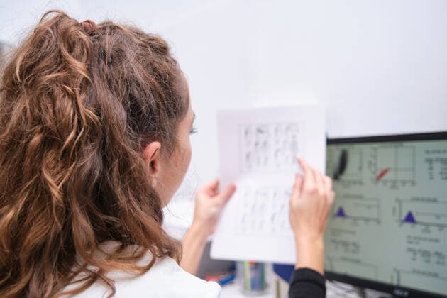 Young female scientist watching at her graphical results in her computer. Laboratory research concept. Madrid, Community of Madrid, Spain CR_CRVI201216-591589-01 ,model released, Symbolfoto ,property released