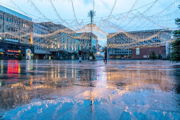 Christmas Lockdown in the Corona Crisis, empty shopping street, closed shops, hardly any passers-by, Kennedy Platz pedestrian zone, where the big Christmas market normally takes place, Essen, NRW, Germany, Empty City Lockdown