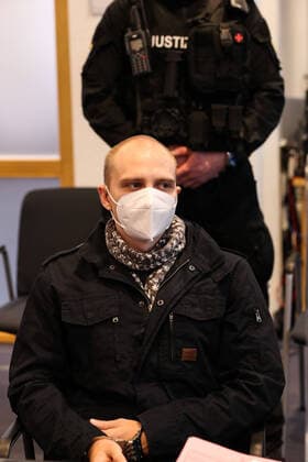 Urteilsverkündung im Landgericht Magdeburg gegen den Halle Attentäter Stephan Balliet, insgesamt fünf Richterinnen und Richter entscheiden über das Urteil, ein sechster steht als Reserve parat. Die Vorsitzende Richterin ist Ursula Mertens. 43 Nebenklägerinnen und -kläger sind zum Prozess am Landgericht in Magdeburg zugelassen, die von 21 Anwälten beraten werden. *** Sentencing in the Magdeburg Regional Court against the Halle assassin Stephan Balliet, a total of five judges decide on the verdict, a sixth is standing by as a reserve The presiding judge is Ursula Mertens 43 joint plaintiffs are admitted to the trial at the Magdeburg Regional Court, who are advised by 21 attorneys