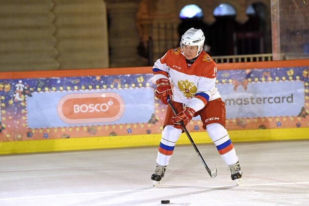 Entertainment Themen der Woche KW52 Bilder des Jahres 2020, Entertainment 12 Dezember Entertainment Bilder des Tages MOSCOW, RUSSIA - DECEMBER 21, 2020: Russia s President Vladimir Putin plays ice hockey with Dmitry Ashchepkov from Chelyabinsk (not pictured) in Red Square during the run-up to Christmas and New Year. As part of the Yolka Zhelany (Christmas Tree of Wishes) campaign, Russiaâ€™s president Putin fulfills wishes of Russian children. Alexei Nikolsky Russian Presidential Press and Information Office TASS  TS0F2612