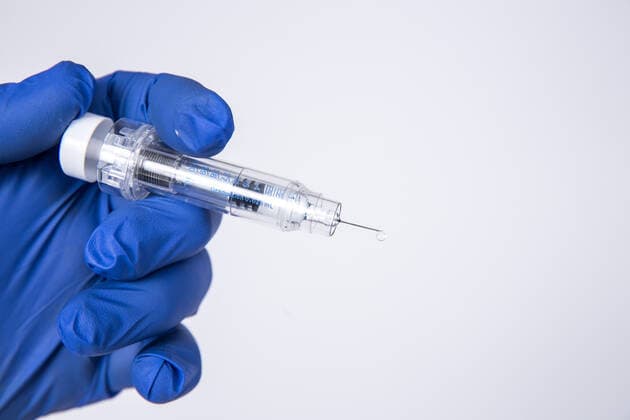 Bamberg, Germany 21 December 2020 A hand in rubber gloves holds a vaccination syringe Bavaria Copyright: xFotostandx xK.xSchmittx