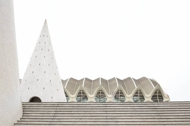 Architektur von Santiago Calatrava VALENCIA, SPAIN - NOVEMBER, 8 , 2018: Various unusual structures standing on steps against white sky in City of Art and Sciences in Valencia, Spain Copyright: xAntonioxVazquezxSotelox Model Released