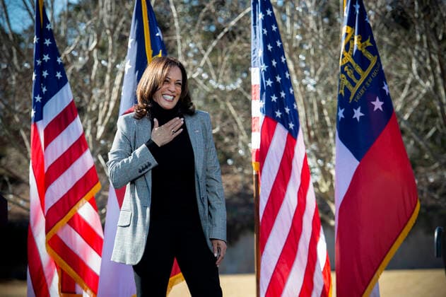 Bilder des Jahres 2020, News 12 Dezember News Bilder des Tages December 21, 2020, Columbus, GA, USA: Vice President-Elect Kamala Harris campaigns for Democratic senate candidates Jon Ossoff and Rev. Raphael Warnock at a drive-in rally..Ossoff and Warnock are challenging incumbent Republican senators David Perdue and Kelly Loeffler in a January run-off election. .Pictured: Harris is touched by loud cheers from crowd Columbus USA - ZUMAn03_ 20201221_zaf_n03_016 Copyright: xRobinxRaynex