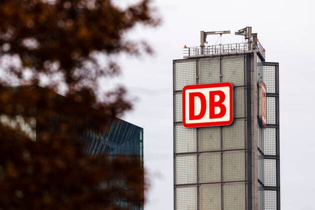 The DB AG is getting more and more into debt in the pandemic and has to save Even over the holidays, the railway does not expect a high utilization of trains because of the Corona crisis In the picture, the DB logo at the Berlin main station Topic image, symbol image Berlin, 21 12 2020 Foto:xC.xHardtx xFuturexImage