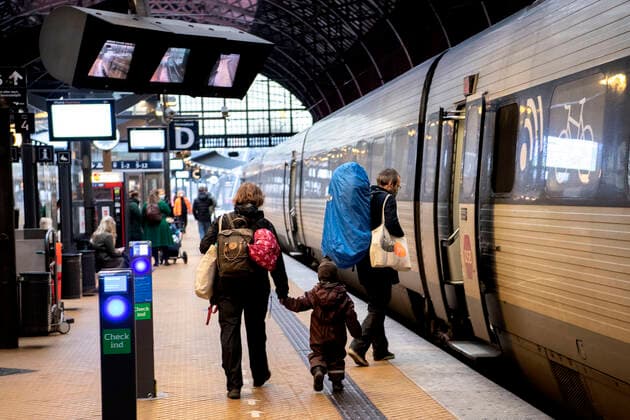 Christmas travelers at Copenhagen Central Station, Tuesday 22 December 2020 Two days before Christmas Eve, passengers travel to Funen and Jutland to celebrate Christmas This year, however, fewer passengers are expected, as the authorities have called for fewer people to gather on Christmas Eve so as not to spread the infection with covid 19 , Copenhagen  Copyright: NILSxMEILVANG NilsxMeilvangx COP101 spdk20201222-132740-L