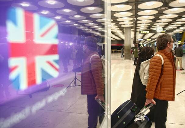 Passengers in the arrivals area of terminal T4 at Adolfo Suarez Madrid-Barajas Airport, one day before the suspension of flights from the United Kingdom, in Madrid (Spain), on 21 December 2020. The Government has decided, in conjunction with Portugal, to suspend incoming flights from the United Kingdom as of this Tuesday, although it will allow the entry of Spanish citizens or residents in Spain. It will also strengthen border control in Gibraltar, as reported by Moncloa. 21 DECEMBER 2020;SPAIN;SUSPENSION;FLIGHTS;UNITED KINGDOM;CORONAVIRUS;NEW STRAIN;AIRPLANE;AIRPORT;TERMINAL;CARDS;PANDEMIC Eduardo Parra LagenciaEP 12 21 2020 Madrid Madrid Spain Copyright: xEduardoxParrax 3489849
