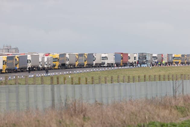 Bilder des Jahres 2020, News 12 Dezember News Bilder des Tages . 22 12 2020. Kent, United Kingdom. Lorries and drivers on the disused Manston Airport in Kent on the second day since France closed its borders from the UK.  xStephenxLockx xi-Imagesx IIM-21933-0159