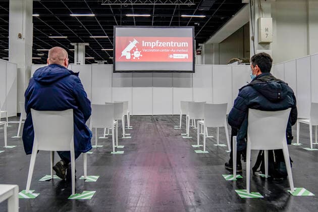 News Themen der Woche KW52 Bilder des Jahres 2020, News 12 Dezember News Bilder des Tages Testlauf mit Probanden im neuen Impfzentrum in der Messe Koeln Aktuell, 22.12.2020, Koeln; Symbolfoto und Symbolbild Probanden bei der Videoaufklaerung zur Corona Impfung im neuen Impfzentrum in der Messe Koeln Koeln Nordrhein-Westfalen Deutschland *** Test run with test persons in the new vaccination center in the fair Koeln Aktuell, 22 12 2020, Koeln Symbol photo and symbol picture Test persons during the video explanation to the Corona vaccination in the new vaccination center in the fair Koeln Koeln North Rhine Westphalia Germany