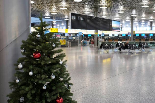 Hardly any flights, few passengers, closed counters and pre-Christmas emptiness during the 2 lockdown at Hannover Airport Langenhagen, 22 12 2020 Foto:xU.xStammx xFuturexImage