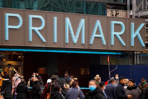 Customers queue outside Primark store on Alexanderplatz due to Corona pandemic Stores like the clothing retailer are only allowed a certain number of customers in the store at any one time per square metre of retail space Topic Image, Symbol Image Berlin, 15 12 2020 Foto:xC.xHardtx xFuturexImage