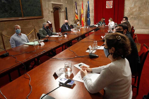 In the background, the Minister of Labour and Social Economy, Yolanda Diaz, and the President of the Government, Francina Armengol, greet each other before presiding over the Social Dialogue Bureau of the Balearic Islands, in the Capella del Consolat del Mar, Palma de Mallorca, Mallorca, Balearic Islands (Spain), on 22 December 2020. During the table, new protection measures for companies and workers were discussed. 22 DECEMBER 2020;AID WORKERS COMPANIES COVID-19;CORONAVIRUS Isaac Buj LagenciaEP 12 22 2020 Palma de Mallorca (Balearic Isla Palma de Mallorca (Balearic Isla Spain Copyright: xIsaacxBujx 3491523