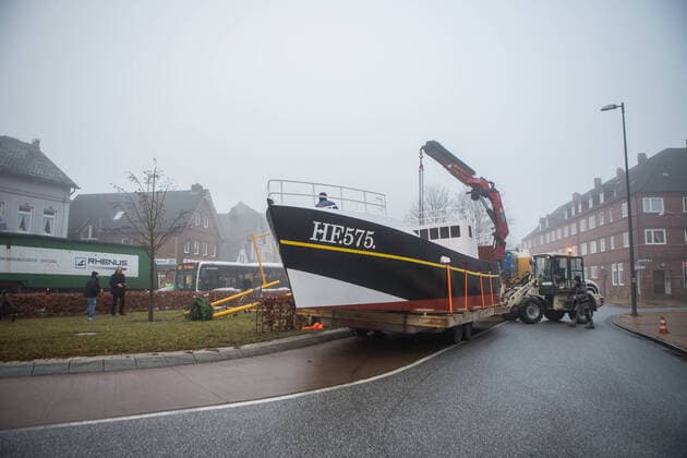 News Themen der Woche KW52 Bilder des Jahres 2020, News 12 Dezember News Bilder des Tages Ein Kutter für Finkenwerder - maritimes Denkmal auf Finkenwerder errichtet 23.12.20 - Hamburg: Die ehemalige Elbinsel Finkenwerder in Hamburg ist um ein maritimes Denkmal reiche. Ein Nachbau eines Kutters im Maßstab 1:2 wurde am heutigen Mittwoch, genau einen Tag vor Heiligabend, in den Ortskern von Finkenwerder gesetzt. Der 12 Meter lange und ca. 2,5 Tonnen schwer Kutter wurde auf Finkenwerder in der Feltz-Werft gebaut. Auch die Nummer HF 575 hat eine besondere Bedeutung. Mit HF, was Hamburg Finkenwerder bedeutet, fuhren die Kutter damals zum Fischen auf das Meer hinaus. Mit der Nummer wurden die Kutter untereinander durchnummeriert. HF 575 wäre somit der nächste und wohl auch letzte Kutter gewesen. Zahlreiche Schaulustige, darunter Copyright: xSebastianxPetersx