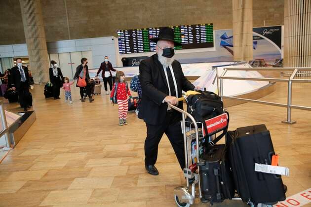 (201223) -- TEL AVIV, Dec. 23, 2020 -- Passengers wearing face masks arrive at Ben Gurion International Airport near Tel Aviv, Israel, on Dec. 23, 2020. Israel adopts entry restrictions over new virus strain from Wednesday, under which non-Israelis are not allowed to enter the country, except for diplomats who are stationed in Israel and other special cases. (Photo by Xinhua) ISRAEL-TEL AVIV-COVID-19-ENTRY RESTRICTIONS GilxCohenxMagen 