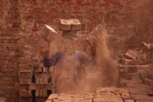 Bilder des Jahres 2020, News 12 Dezember News Bilder des Tages December 23, 2020, Dhaka, Bangladesh: A laborer carrying bricks over his head at Dholesshori brick field..Brick field laborers work 7days a week and get BDT 350 ($4.37) per day. Dhaka Bangladesh - ZUMAs197 20201223_zab_s197_002 Copyright: xMdxManikx